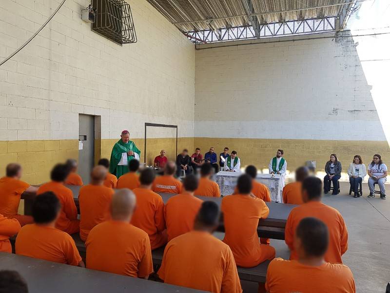 Bispo preside missa Dia dos Pais no Presídio Santa Augusta — foto 2