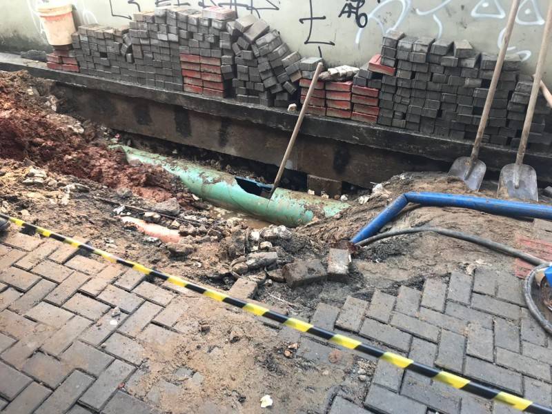 Após adutora romper, água invade lojas e comerciantes calculam prejuízos — foto 1