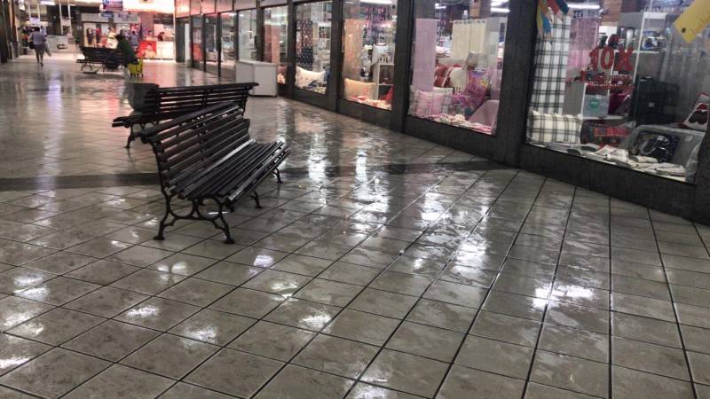 Após adutora romper, água invade lojas e comerciantes calculam prejuízos — foto 2