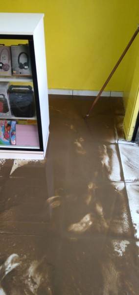 Após adutora romper, água invade lojas e comerciantes calculam prejuízos — foto 6