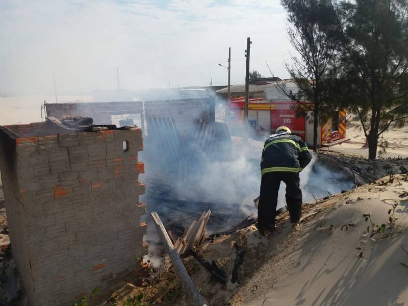 Residência é atingida por incêndio na Zona Sul do Balneário Rincão — foto 4