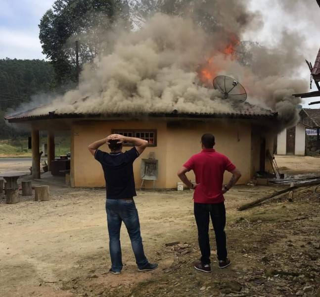 Incêndio destrói quiosque às margens da SC-370 em Braço do Norte — foto 1