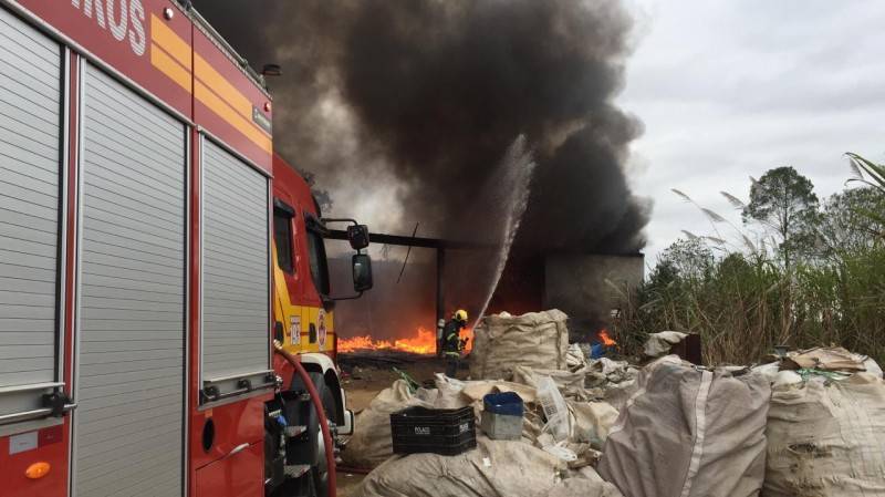 Galpão onde funciona empresa de reciclagem é destruído por incêndio — foto 1