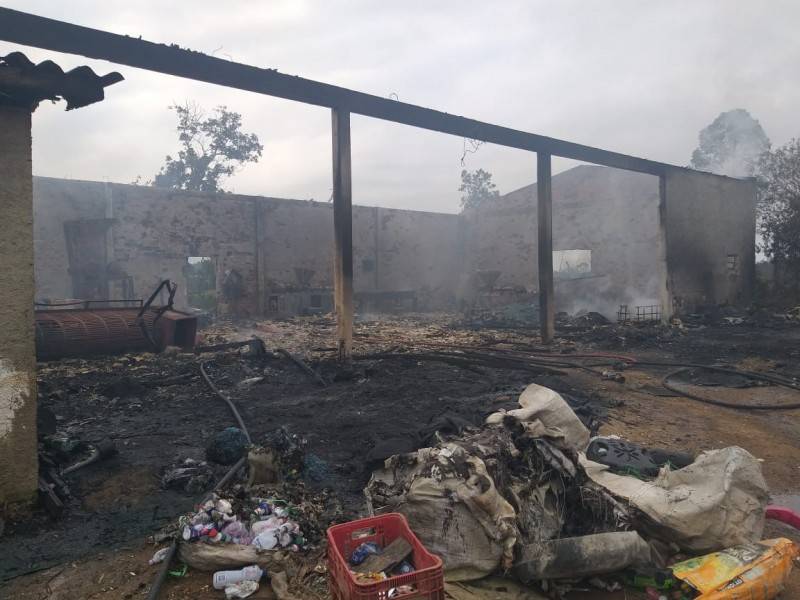 Galpão onde funciona empresa de reciclagem é destruído por incêndio — foto 2