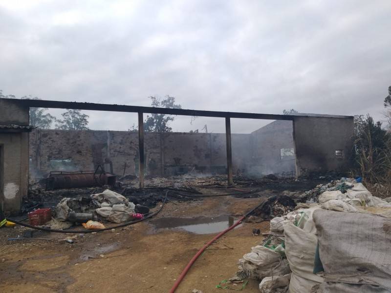 Galpão onde funciona empresa de reciclagem é destruído por incêndio — foto 7