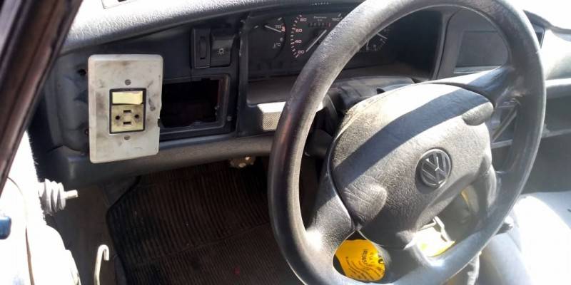 Carro de Criciúma com interruptor doméstico no painel é abandonado na BR-101 — foto 1