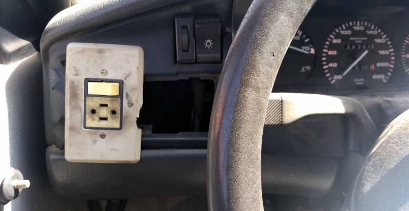 Carro de Criciúma com interruptor doméstico no painel é abandonado na BR-101 — foto 2