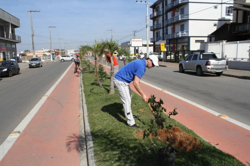 Voluntários se preparam para chegada da primavera no Balneário Rincão — foto 2