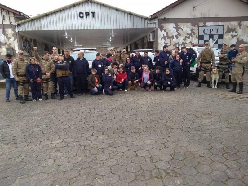 Alunos da Apae de Sombrio visitam Companhia de Patrulhamento Tático de Criciúma — foto 1