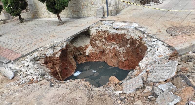 O cano segue entupido e agora o esgoto está a céu aberto — foto 1