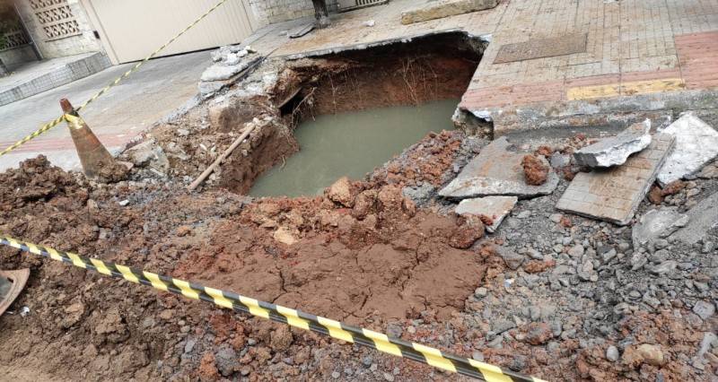 O cano segue entupido e agora o esgoto está a céu aberto — foto 2
