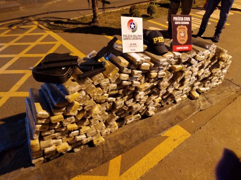 Com ajuda do cão farejador, PRF apreende 230 quilos de maconha — foto 2