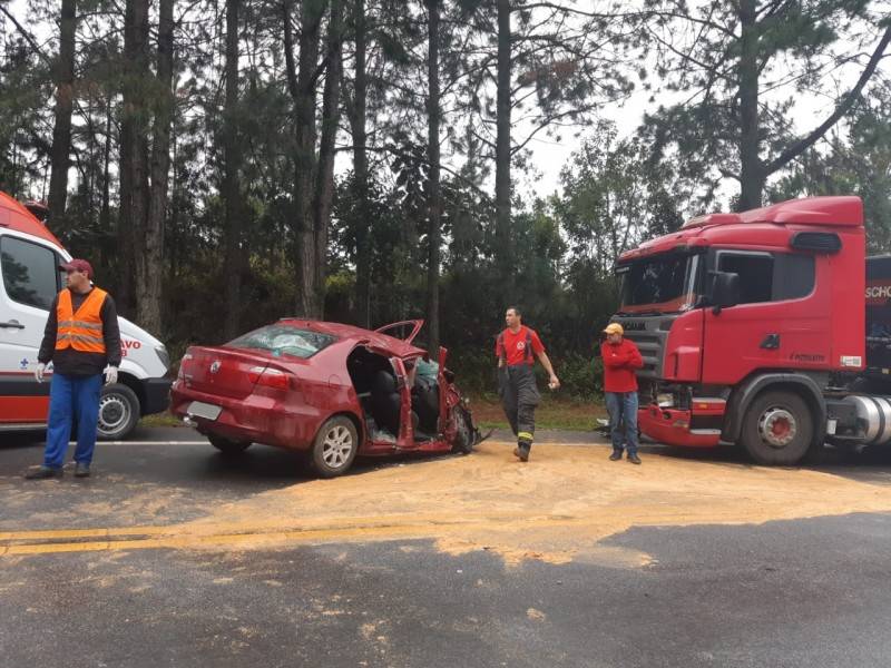 Colisão frontal na BR-282 deixa dois mortos e quatro feridos — foto 1
