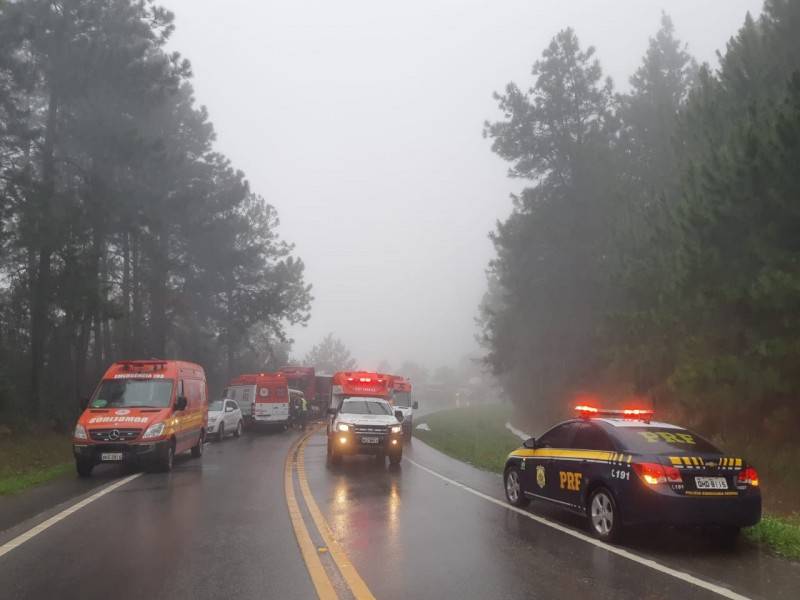 Colisão frontal na BR-282 deixa dois mortos e quatro feridos — foto 2
