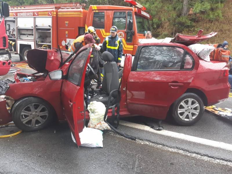 Colisão frontal na BR-282 deixa dois mortos e quatro feridos — foto 6