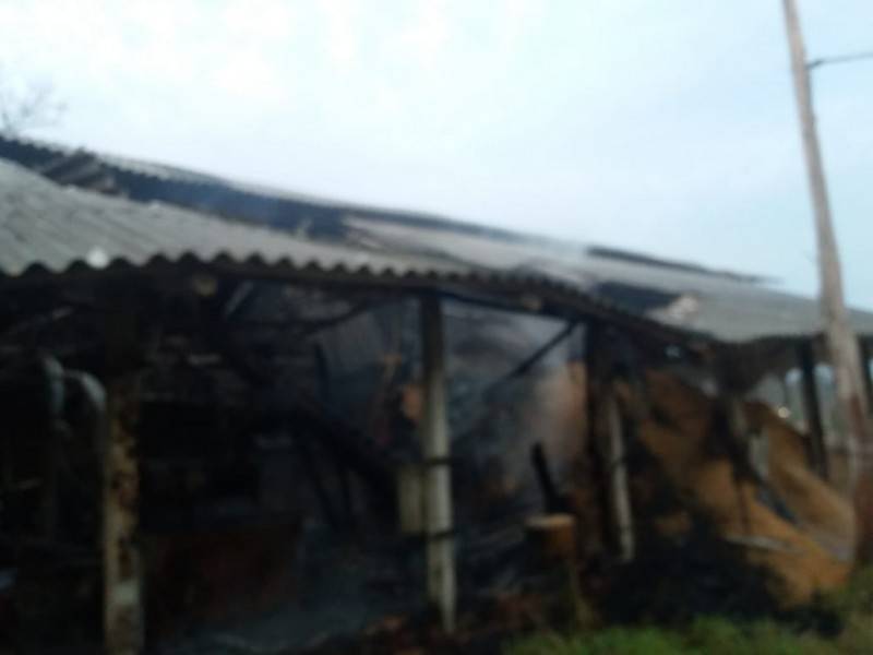 Corpo de Bombeiros de Içara combate incêndio em empresa de moedor de casca de arroz — foto 1