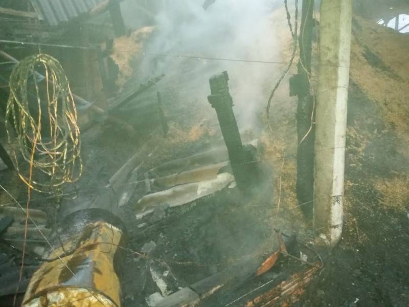 Corpo de Bombeiros de Içara combate incêndio em empresa de moedor de casca de arroz — foto 2