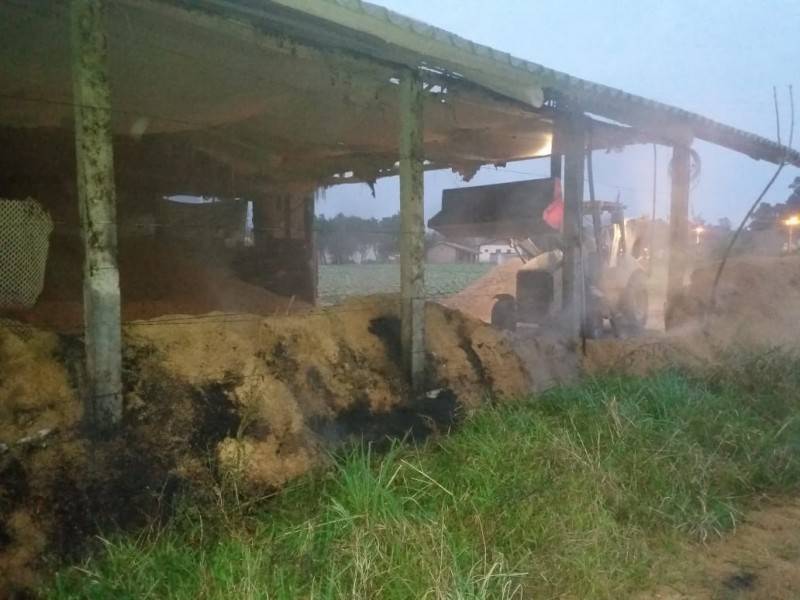 Corpo de Bombeiros de Içara combate incêndio em empresa de moedor de casca de arroz — foto 5