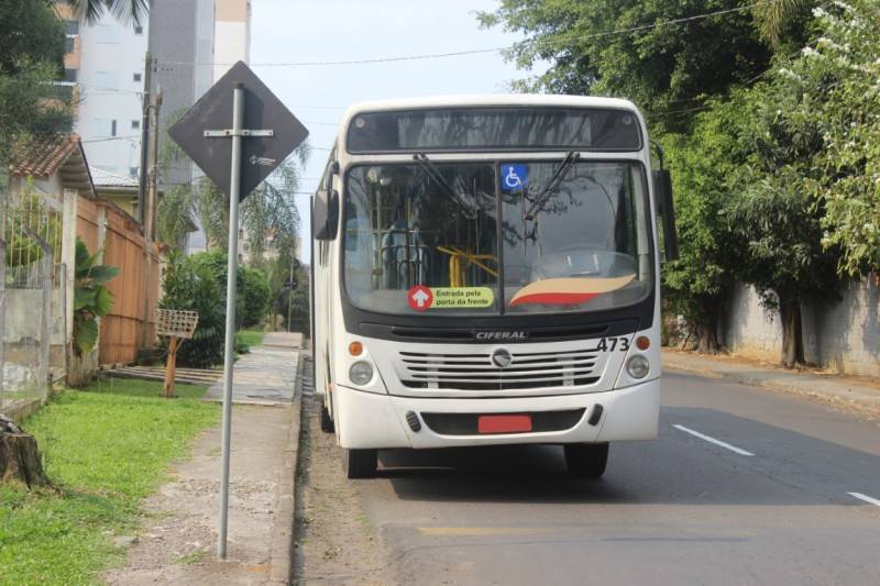 Ônibus de linha colide em caminhão estacionado em local proibido — foto 1