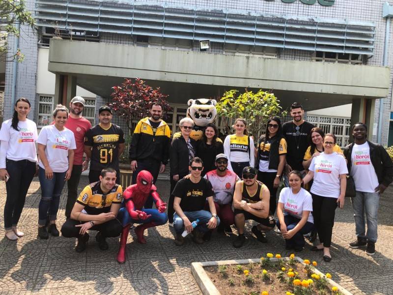 Pacientes recebem visita do zagueiro Léo Santos e de membros da Guerrilha Jovem — foto 1