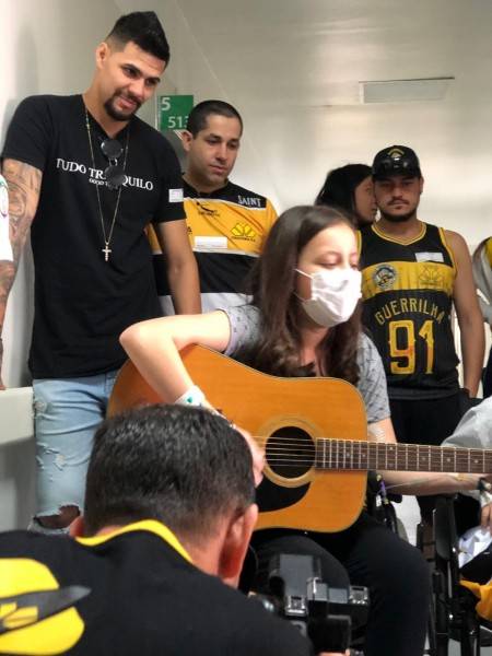 Pacientes recebem visita do zagueiro Léo Santos e de membros da Guerrilha Jovem — foto 2