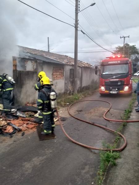 Corpo de Bombeiros combate incêndio em lixo acumulado — foto 1
