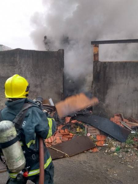 Corpo de Bombeiros combate incêndio em lixo acumulado — foto 2
