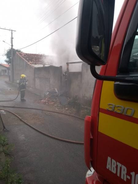 Corpo de Bombeiros combate incêndio em lixo acumulado — foto 3