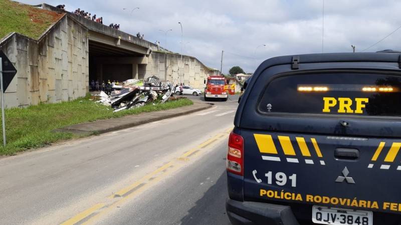 Caminhão de Criciúma despenca de viaduto na BR-101 em Içara — foto 1