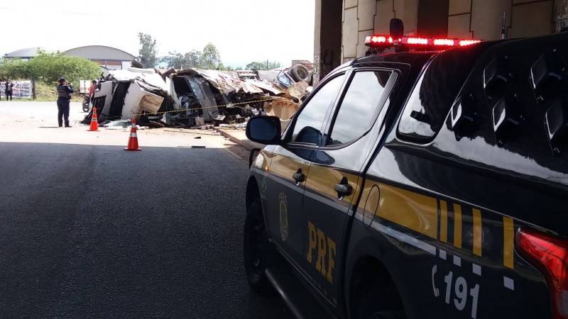 Caminhão de Criciúma despenca de viaduto na BR-101 em Içara — foto 2