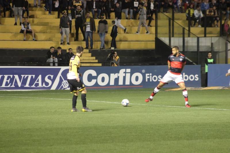 Criciúma perde para Atlético-GO e se afunda na zona de rebaixamento — foto 1