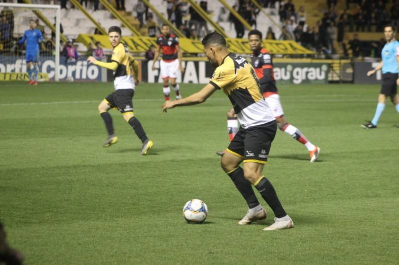 Criciúma perde para Atlético-GO e se afunda na zona de rebaixamento — foto 2
