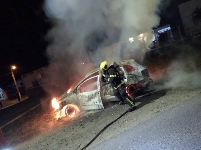 Incêndio consome veículo em Criciúma — foto 1