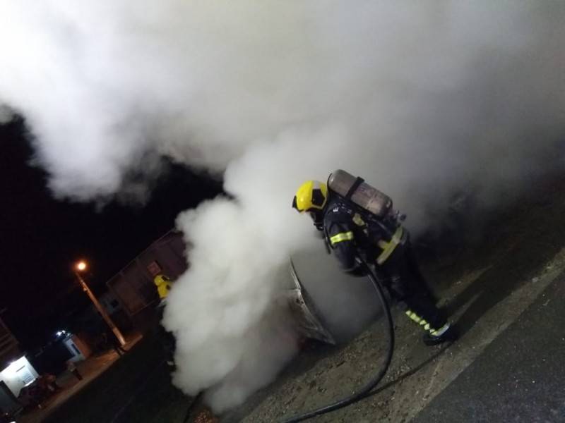 Incêndio consome veículo em Criciúma — foto 2