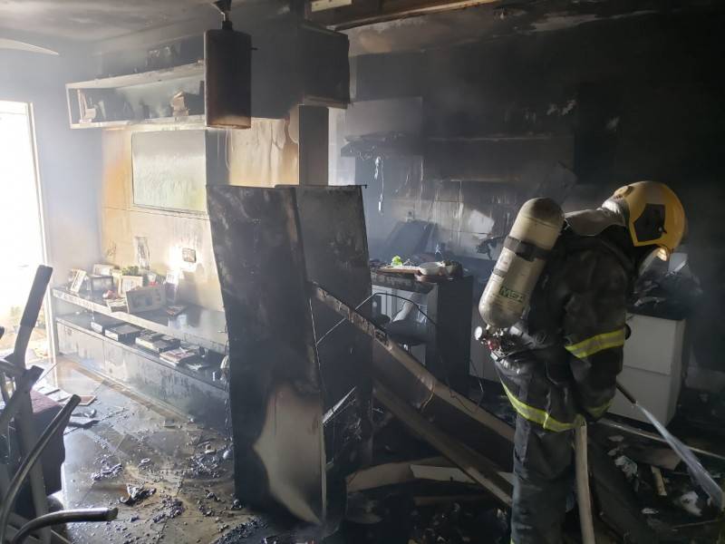 Incêndio deixa cozinha de apartamento destruída em Criciúma — foto 2