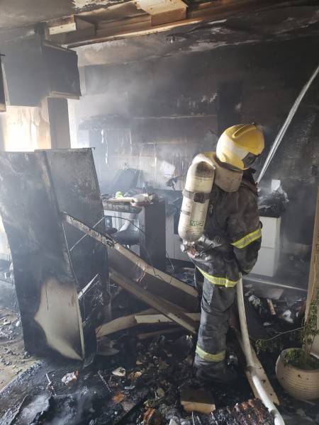 Incêndio deixa cozinha de apartamento destruída em Criciúma — foto 4