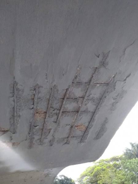 Moradores reclamam do estado de parada de ônibus localizada na Praça Pascoal Borsato — foto 1