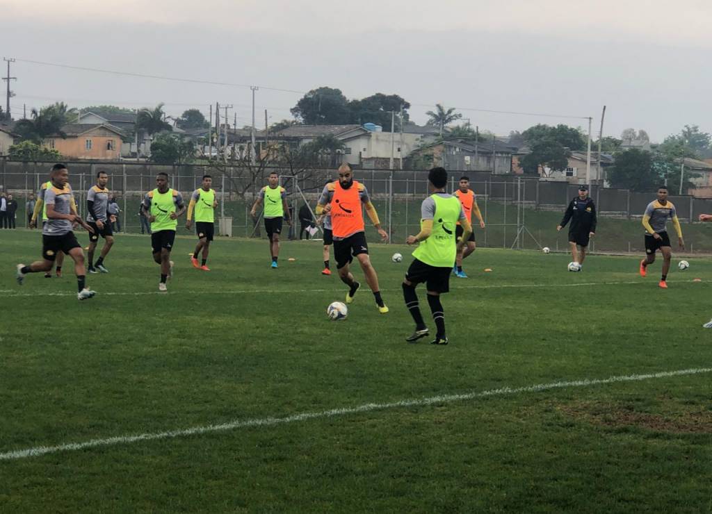 Torcedor Rogerinho assiste ao treino do Criciúma, conhece Roberto Cavalo e ganha camisa autografada — foto 1