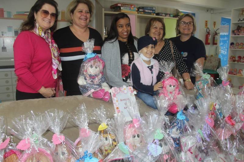 Clube de Mães da Afasc realiza entrega de bonecas para crianças da Casa Guido — foto 2