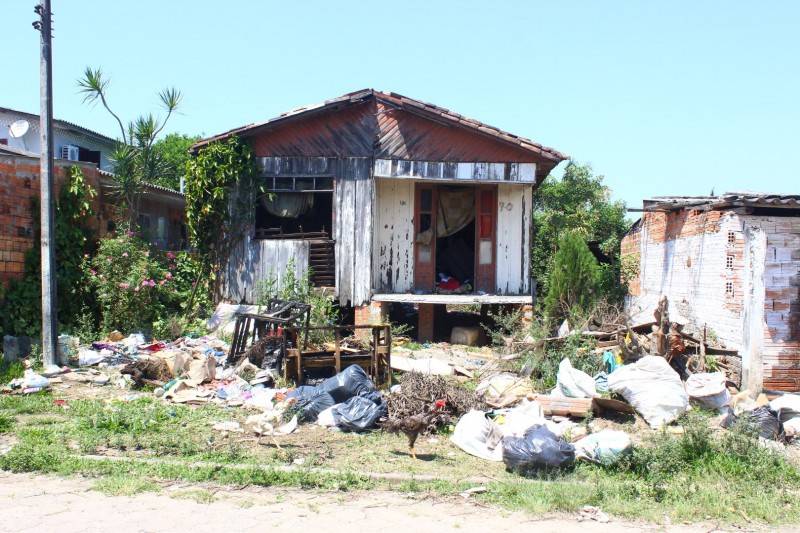 Moradores do bairro Paraíso reclamam de casa abandonada e acúmulo de lixo — foto 1