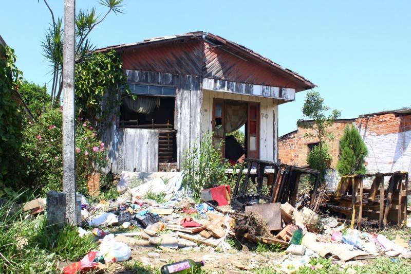Moradores do bairro Paraíso reclamam de casa abandonada e acúmulo de lixo — foto 2