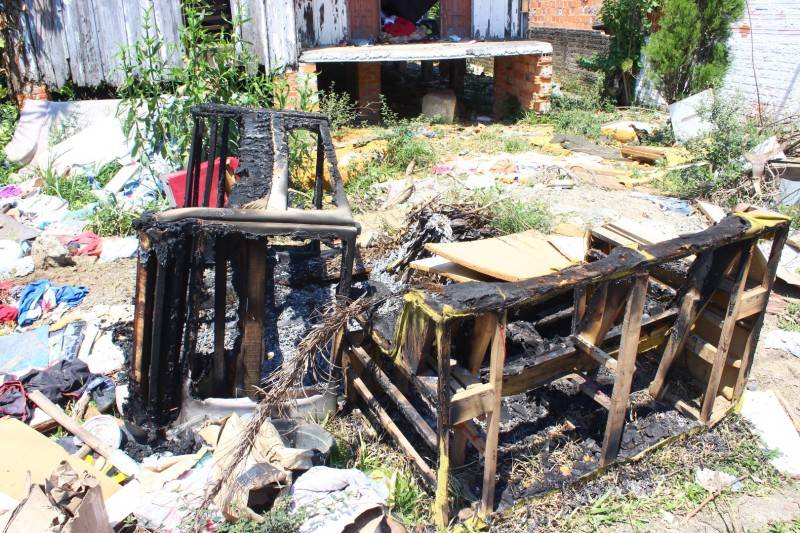 Moradores do bairro Paraíso reclamam de casa abandonada e acúmulo de lixo — foto 4