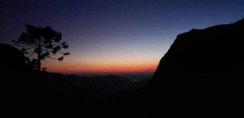 Em noite de lua cheia, trilheiros percorrem o caminho dos tropeiros — foto 1