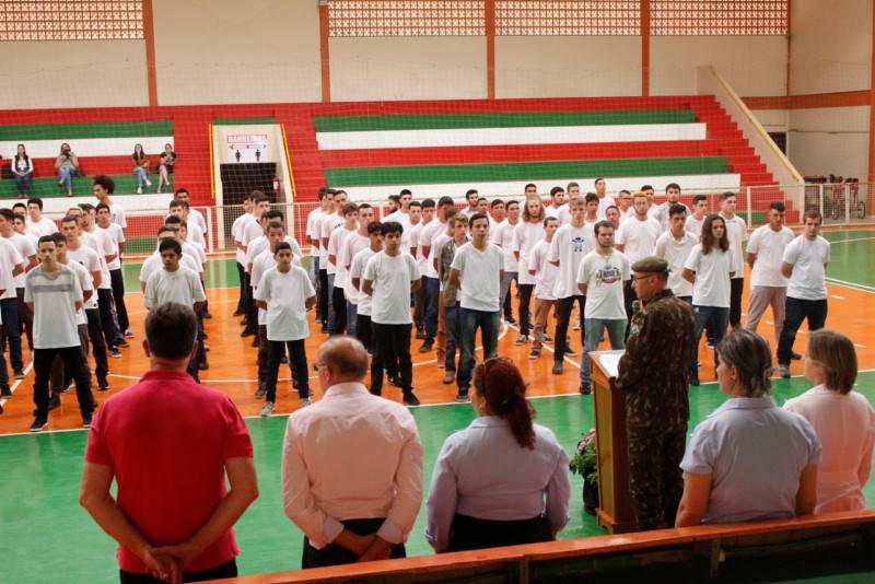 Mais de 120 jovens recebem Dispensa da Incorporação em Forquilhinha — foto 1