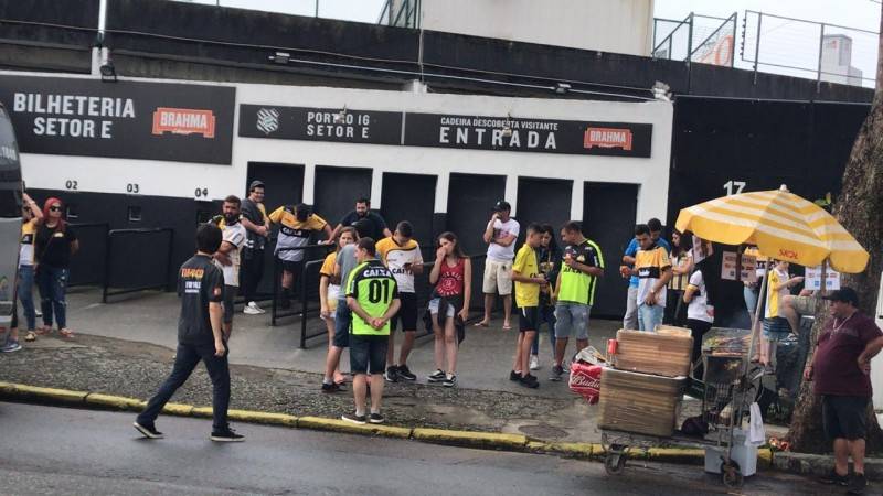 Torcida carvoeira comparece no estádio Orlando Scarpelli — foto 1
