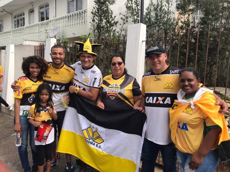 Torcida carvoeira comparece no estádio Orlando Scarpelli — foto 2