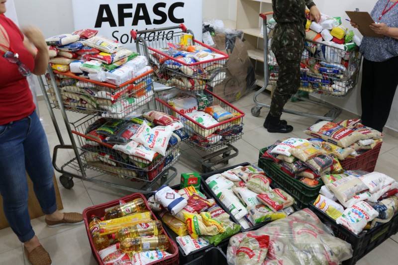 28º GAC entrega alimentos arrecadados na apresentação da Banda Sinfônica do Exército Brasileiro — foto 1