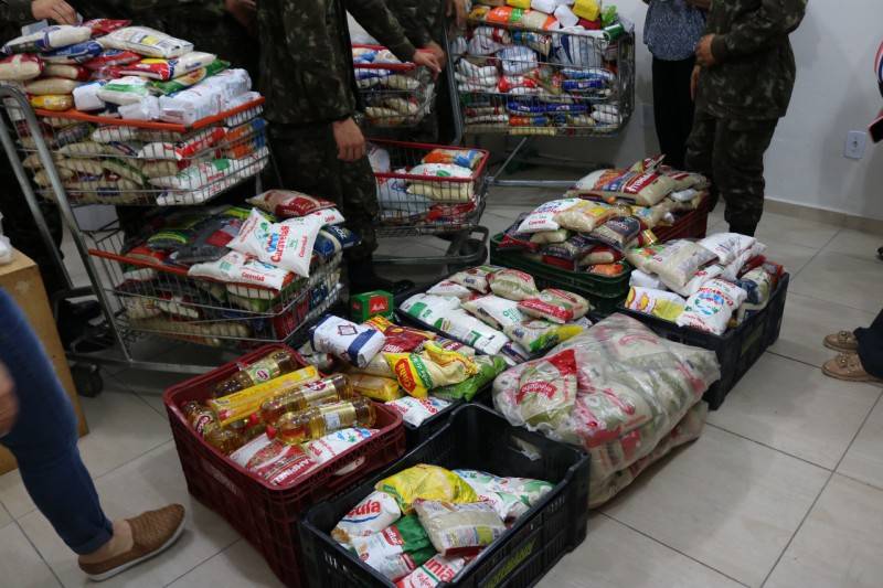 28º GAC entrega alimentos arrecadados na apresentação da Banda Sinfônica do Exército Brasileiro — foto 2