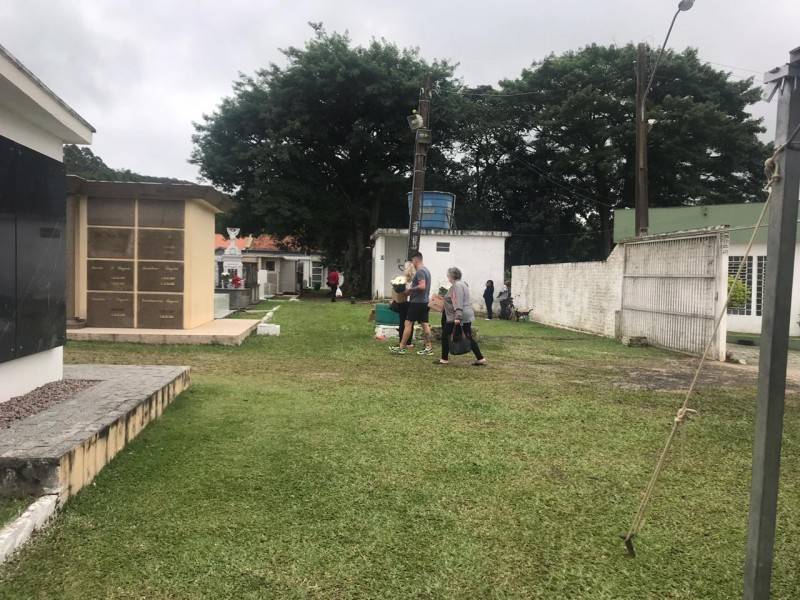 Os últimos ajustes nos cemitérios de Criciúma na véspera de finados — foto 2
