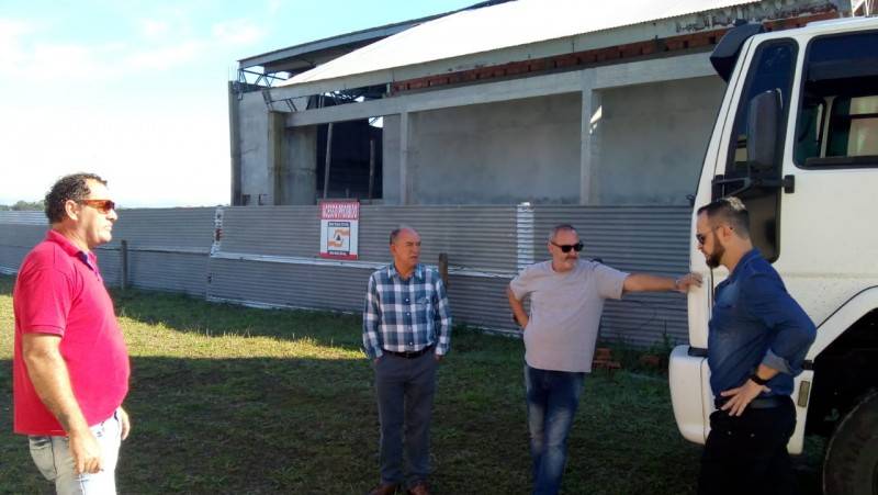 Prefeitura vai responsabilizar culpados pela obra inacabada do ginásio de esportes — foto 2